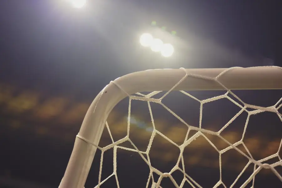Baliza de futsal com a rede iluminada pelos projetores