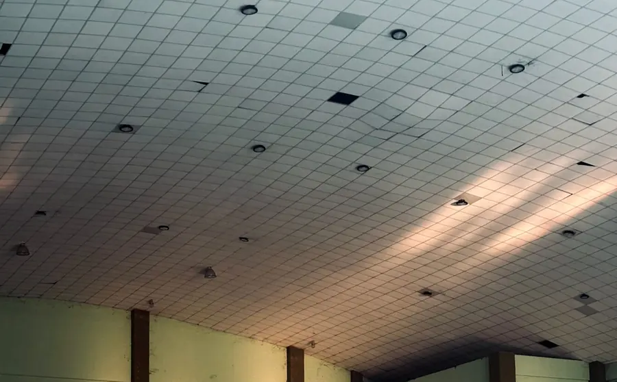 Pavilhão vazio com balizas de futsal encostadas à parede