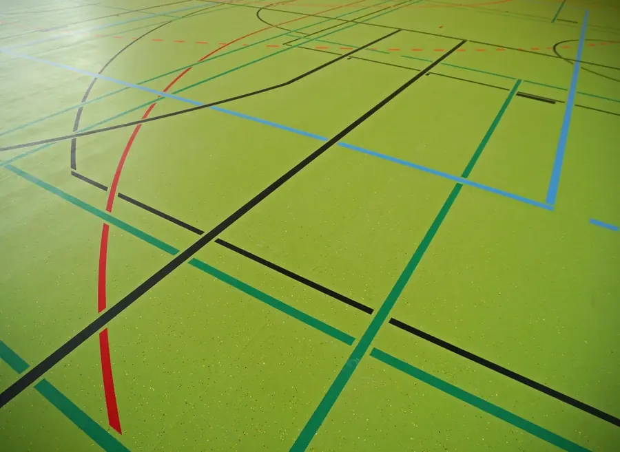 Marcações coloridas do piso de um pavilhão desportivo
