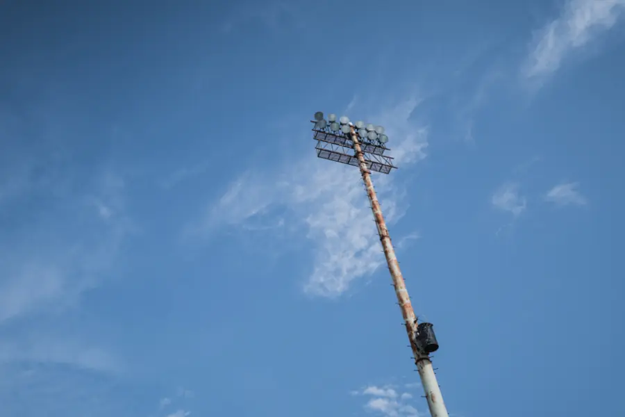 Torre de iluminação desportiva contra o céu